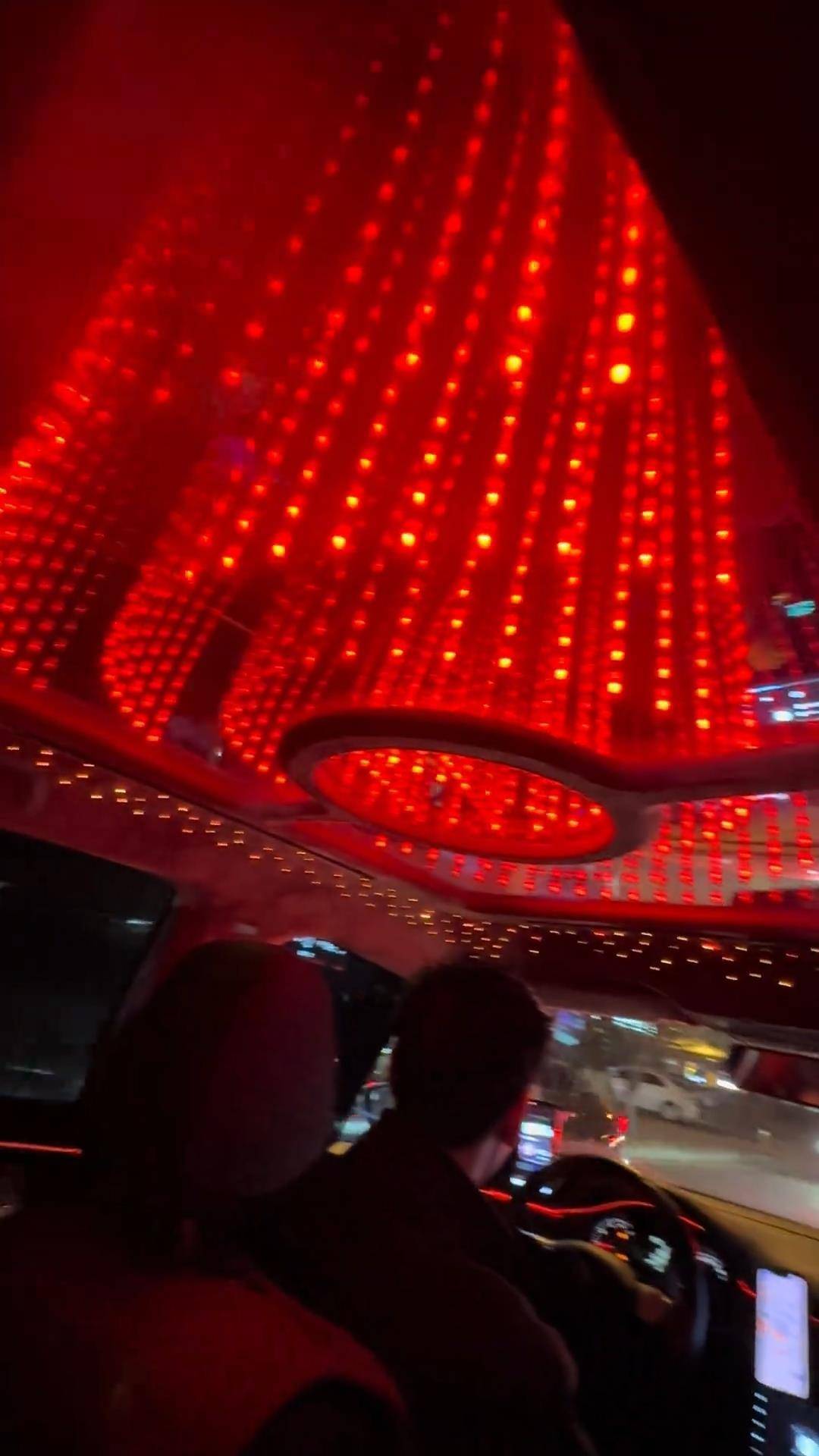 长春一女子打车遇“最炫出租车”<strong></p>
<p>太平理财</strong>，车顶被改装为绚丽星空顶，网友：打车竟然打到了移动KTV