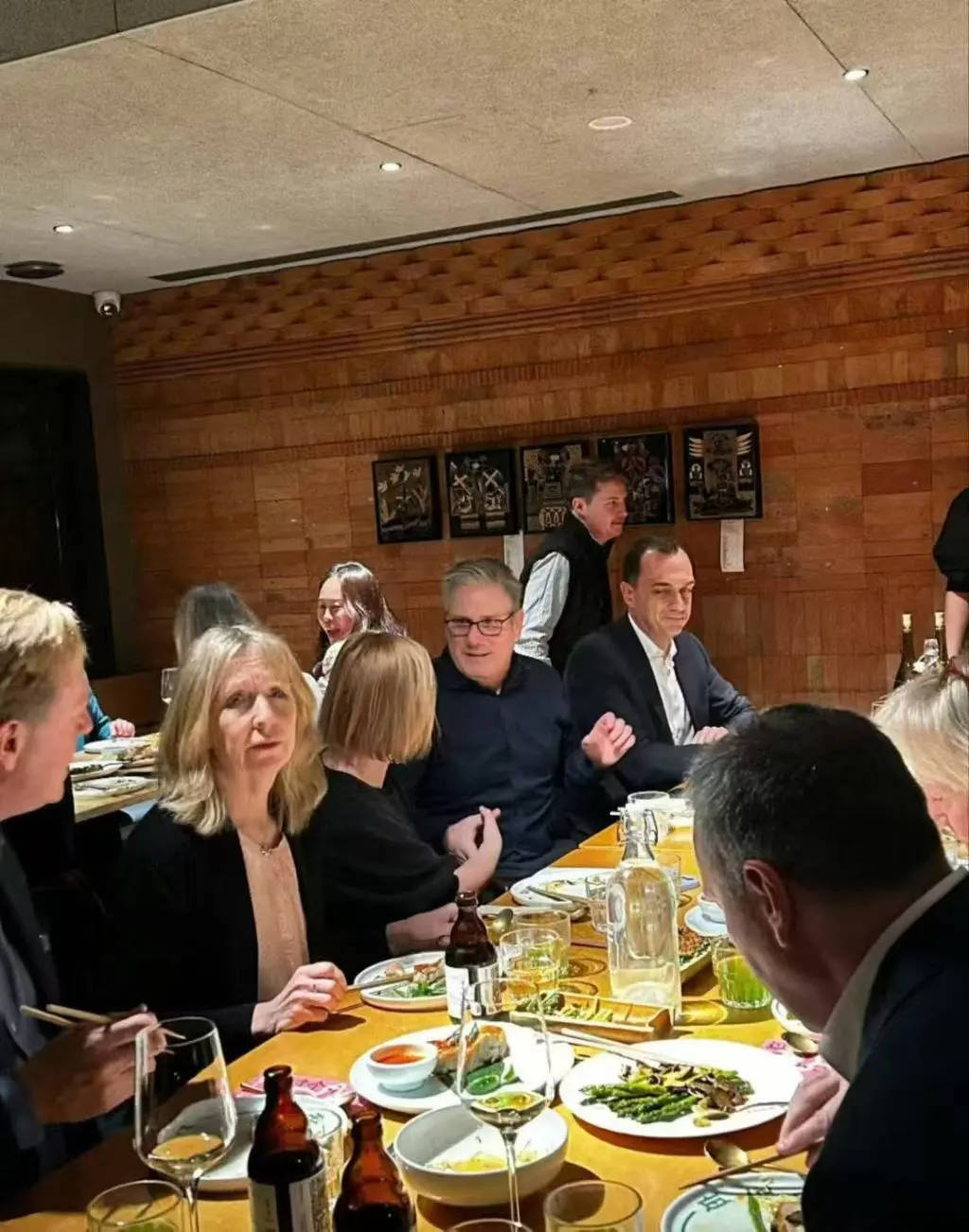 英国首相斯塔默抵达上海<strong></p>
<p>考理财师</strong>，在参观豫园时体验了沪上名点蝴蝶酥