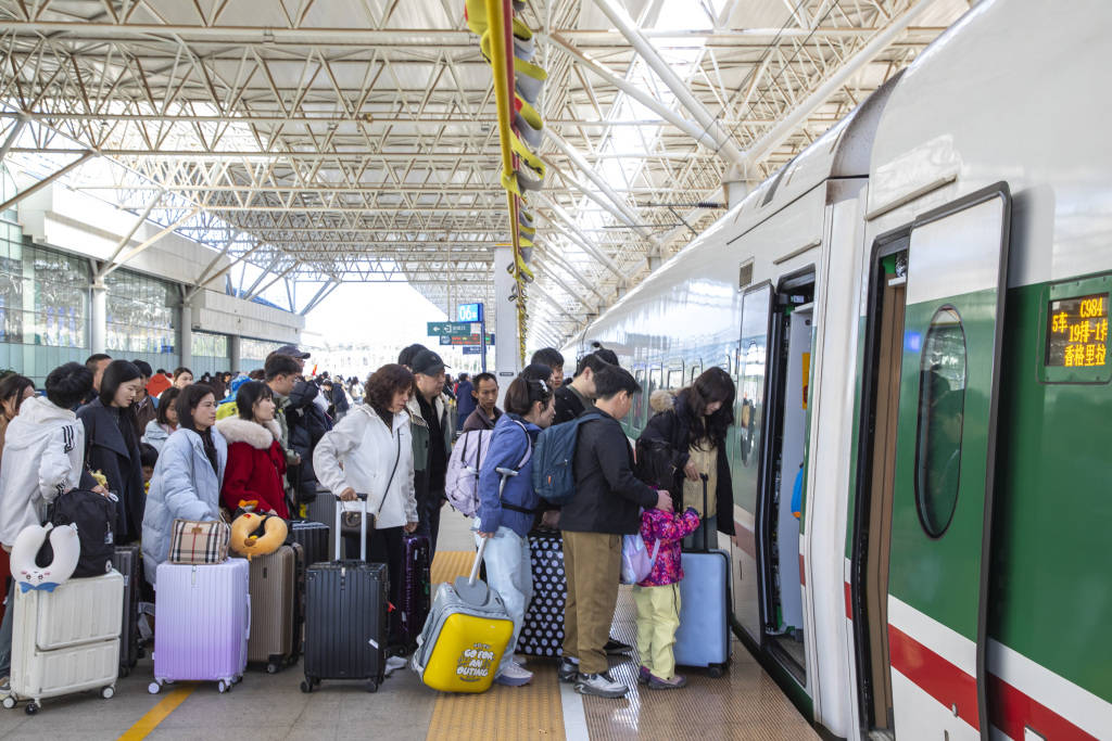 云南铁路春节假期发送旅客超350万人次<strong></p>
<p>p2p理财风险</strong>，大年初七最高达53.9万人次