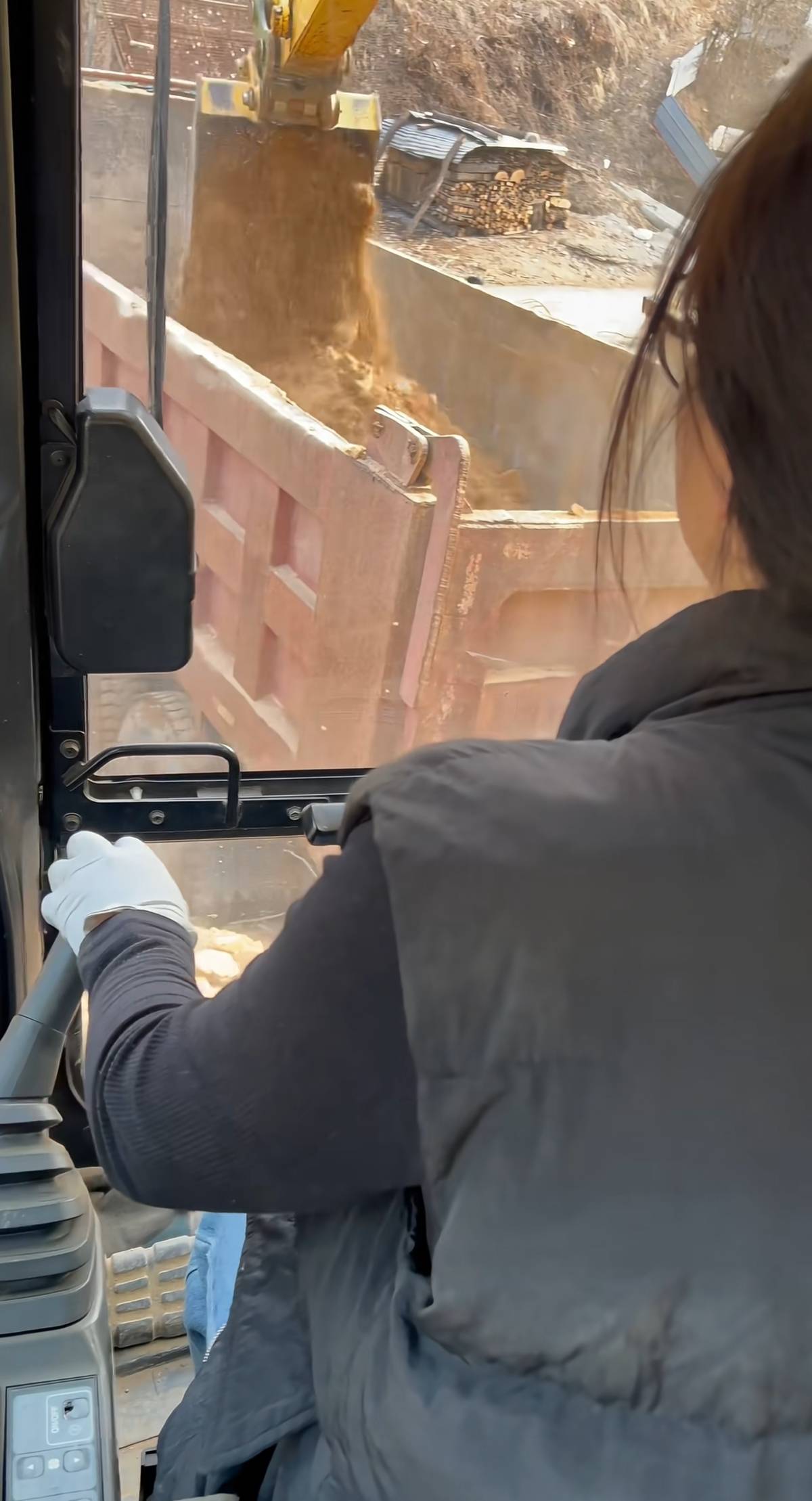 “95后”北漂女程序员辞职回乡开挖机<strong></p>
<p>摇旺理财</strong>,本人发声:正在和父亲学技术,熟练的话准备考证